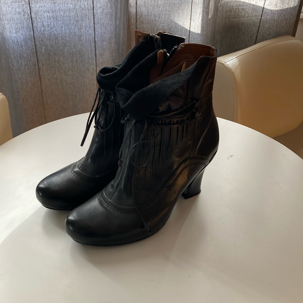 Earthie boots. Size 9.5 leather